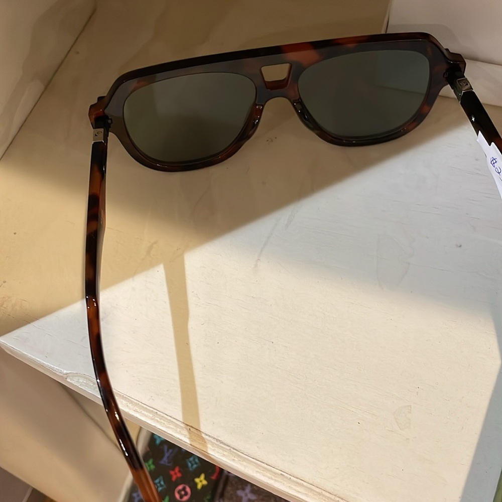 Stylish‎ Tortoiseshell Sunglasses - Picture 3 of 4